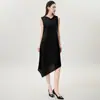 Vestido de Qualidade Boutique Miyake com Toque de Luxo, Caimento Solto, Tamanho Grande, Sem Mangas, Irregular, Moderno, Versátil, Vestido de Comprimento Médio