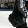 Bolso de Peluche con Forma de Corazón Transfronterizo Otoño e Invierno para Mujer, Estilo Punk de Chica Popular Milenial, Bolso Cruzado de Hombro de Gran Capacidad, Bolso de Peluche