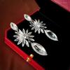 Brincos Pendentes de Flor Cravejados com Diamantes Estilo Luxo Leve, Estilo Nicho Exagerado Europeu e Americano, Brincos Super Brilhantes e de Alta Qualidade para Mulheres