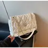 Bolsa de Axila Acolchoada com Corrente de Luxo 2025 Novo Estilo Coreano Versátil Pequena Quadrada de Ombro Único Bolsa de Algodão Bolsa Transversal