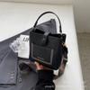 Nova bolsa pequena portátil retrô para mulheres 2023 nova bolsa de ombro larga da moda com alça de ombro elegante e moderna bolsa crossbody balde