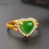 Anillo Yihua Calado con Forma de Corazón Verde de Jade, Anillo Chapado en Oro con Incrustación de Corazón de Jade Hetian y Circonita, Adecuado para Regalo