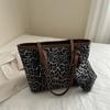 Bolsa High-End de Grande Capacidade 2024 Nova Bolsa Tote de Mão com Estampa de Leopardo com Textura Moderna Nicho Versátil Bolsa para Deslocamento para Mulheres