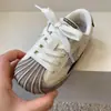 Zapatos infantiles retro con cabeza de concha desgastada para niños pequeños, zapatillas para niños, zapatos de lona con estrella para niñas, zapatos blancos para niños, bebé otoño