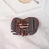Pinza de Pato Transfronteriza Nuevo Pinza para Cabello Redonda de Tierra Plana con Agarre Fuerte, Dientes Flexibles y Diseño de Arco Cómodo