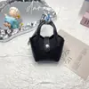 Novo pingente de bolsa pequena em PU, acessório popular de bolsa de couro para exportação, estojo de fone de ouvido fofo estilo Chanel, presente adorável, decoração para pendurar no carro