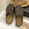 Mules cerrados tipo Birkenstock con suela gruesa y estampado de lunares para mujer, colección otoño 2026, diseño sin cordones, versátiles y cómodos para usar al aire libre.