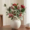Verdor artificial transfronterizo con piñas y ramas de acebo, bayas rojas brillantes, plantas verdes artificiales, materiales florales decorativos hechos a mano para fiesta de Navidad