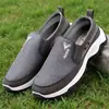 Zapatos de tela antiguos de Beijing, nuevos, antideslizantes, cómodos, para personas mayores, zapatos de montañismo para hombres, zapatos deportivos casuales de tela para personas de mediana edad y mayores.