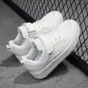 Zapatos Blancos para Niños 2026 Verano Malla Simple Transpirables Niños Medianos y Grandes Niños Niñas Estudiantes Zapatos de Tabla Deportivos Blancos Venta al por Mayor