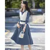 Vestido versátil de estilo coreano con solapa, tipo dos piezas falsas para mujer, nuevo estilo de gran venta con cintura de corbata, efecto adelgazante, falda de línea A con bloques de color para primavera y otoño