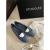 Bailarinas Clásicas de Retazos con Punta Redonda y Tacón Bajo con Lazo en Estilo de Boca Baja, Similares a las Usadas por la Mamá Uva