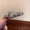 Grampo de cabelo tipo bico de pato, resistente, iridescente, cravejado de strass e pérolas, vintage e elegante, para mulheres, adequado para estilizar franjas, um acessório de cabelo luxuoso