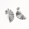 Pendientes geométricos de acero inoxidable europeos y americanos con forma de abanico y relieve irregular. Accesorios de joyería DIY transfronterizos.