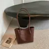 Bolsa feminina vermelha 2026 nova bolsa tote tecida retrô grande capacidade bolsa de ombro para o trabalho bolsa de casamento de outono