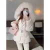 Chamarra de plumas estilo universitario coreano con un cuello grande de pelo, que cuenta con cintura ajustable con cordón, corte ajustado, longitud corta y está diseñada para mantenerte abrigado.. Disponible en blanco y negro, adecuado para figuras petite