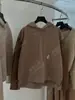 DestacadoYuran 26 Nueva Colección de Principios de Otoño: Sudadera de punto holgada con capucha, bordado de algodón nube y detalles de paneles de punto.