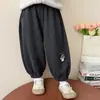 Pantalones deportivos bordados de hongos estilo coreano para niñas, nueva colección primavera/otoño 2026, pantalones largos casuales de moda y con estilo para niñas pequeñas