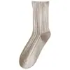 Meias simples listradas de comprimento médio para mulheres, perfeitas para o início do outono, criando um visual descontraído e confortável, adequadas para sandálias Birkenstock, com punhos elásticos e design sem costura, atacado