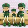 Figuras de Muñecos Creativos Culturales y Creativos de Dibujos Animados Familia de Tres del Ejército Rojo con Piernas Colgantes Decoración del Hogar Artesanías de Resina Adornos