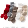 Nueva colección de otoño e invierno: Buff de cachemir de punto liso y versátil con diseño cruzado y ojales, perfecto para usar en capas y proteger tu cuello.