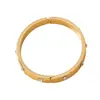 1 Peça de Novo Bracelete Dourado Simples com Diamantes Estilo Europeu e Americano, Joia de Luxo Leve da Moda e Versátil para Mulheres, Acessório de Mão de Alta Qualidade