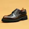 Preventa, no en stock Exclusivo de Taobao Zapatos de charol brillante de cuero zapatos para hombre estilo británico brogue tallado punta fina suela gruesa