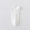 Calcetines de barco finos para hombre de primavera y verano, absorbentes de sudor, resistentes al olor, de color liso, deportivos, invisibles, cortos, calcetines de barco versátiles de color blanco puro