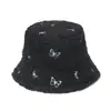 Sombrero de cuenca nuevo transfronterizo para mujer otoño e invierno europeo y americano casual sombrero cálido bordado de mariposa de lana de cordero sombrero de pescador comercio exterior para mujer