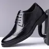 Zapatos de cuero para hombre, nuevos zapatos brogue de otoño para negocios formales, zapatos casuales de una pieza, zapatos de talla grande para hombre para venta al por mayor de comercio exterior