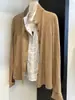 Suéter cárdigan de punto color camello para mujer, con un diseño de dos piezas simulado con cuello de solapa, detalles de botones y una superposición estilo camisa de lino, lo que lo convierte en una prenda de abrigo versátil.