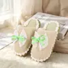 Chinelos de pelúcia de algodão com laço de renda para mulheres, chinelos peludos quentes de sola grossa para ambientes internos para outono e inverno, estilo fofo feminino