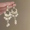 Brincos de Agulha Prata com Diamantes e Pérolas, Design de Borla em Flor, Brincos Estilosos e Luxuosos com um Toque de Alto Padrão