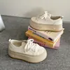 Zapatillas blancas de mujer con plataforma para aumentar la altura, nuevo modelo de otoño 2026, versátiles con faldas, zapatillas casuales de suela blanda
