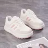 Zapatillas Blancas de Suela Gruesa 2026 Nuevas Versátiles de Verano Estudiante de Cuero Casual Deportivas Zapatillas de Alto Valor para Mujer Q5619