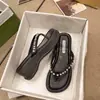 Chinelos de Passeio Femininos Tendência 2024 Novos de Verão Fashion Sandálias Planas Simples de Solado Grosso Sapatos Casuais de Praia