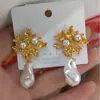 Pendientes de Flor de Metal Irregular y Perla Populares Transfronterizos Europeos y Americanos Frescos y Únicos Franceses Joyería para Orejas Versátil para Viajar