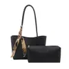 Bolso de mujer tejido en relieve estilo europeo y americano, nuevo modelo 2026, bolso de hombro y axila, bolso tote de moda para commuting, bolso artístico para madre e hija