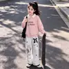 Conjunto de dos piezas para niña para primavera y otoño 2026: Top de punto con cuello polo, patchwork y cuello redondo, y pantalón ancho de encaje dulce