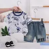 Roupas Infantis Verão 2026 Novo Estilo para Meninos, Conjunto de Duas Peças Cartoon Elegante para Crianças Pequenas com Gola Redonda e Manga Curta Tendência Atacado