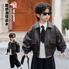 Jaqueta de couro masculina outono 2026 novo estilo, estilo de rua moderno para meninos jovens, jaqueta de couro infantil legal para o outono