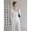 Camiseta blanca de manga larga con cuello en V y encaje combinado con corbata para mujer, diseño ajustado para otoño 2026