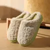 Pantuflas de algodón para hombres y mujeres, adecuadas para usar en interiores y exteriores en otoño e invierno, con una suela gruesa y antideslizante, una sensación afelpada, cálida y cómoda, y diseñadas para parejas