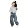 Conjunto de Primavera y Otoño para Niñas 2026: Conjunto casual estilo coreano para chicas mayores, con un top de hombros descubiertos combinado con jeans con ribete de encaje
