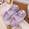 Zapatos Pequeños de Cuero de Moda de Color Liso para Niñas 2026 Primavera/Verano Nuevo Estilo Mariposa con Pedrería Perla Princesa Zapatos Individuales de Cuero para Niña Pequeña