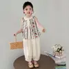 Conjunto de dos piezas para niñas pequeñas, nuevo atuendo de verano 2026, traje de verano moderno y elegante para niños pequeños, vestido floral sin mangas para niñas