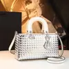 Bolsa de Mão Tecida Moda Transfronteiriça Europeia e Americana Estilo Lady Diana Feminina Novo Modelo 2026 Alta Qualidade Moda Comércio Exterior Bolsa de Ombro Transversal