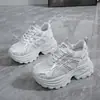 Grulla de Almohada Blanca Edición Europea Versátiles Populares Moda Malla Transpirable Zapatos de Papá para Mujer 2026 Primavera Nuevos Zapatos de Suela Gruesa para Aumentar la Altura