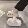 Pantuflas Cerradas de Hello Kitty para Mujer, Nuevo Estilo Verano 2025, de Suela Gruesa que Aumentan la Altura, Lindas de Dibujos Animados Versátiles, Sandalias para Exteriores