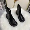 Botas femininas estilo Martin com sola grossa, nova coleção outono/inverno 2026, botinhas estilo britânico, forradas com fleece, corte justo, Chelsea de cano médio